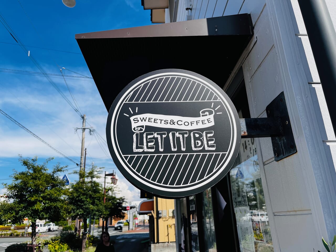 大牟田駅西口のクレープ店「LET IT BE sweets&coffee」