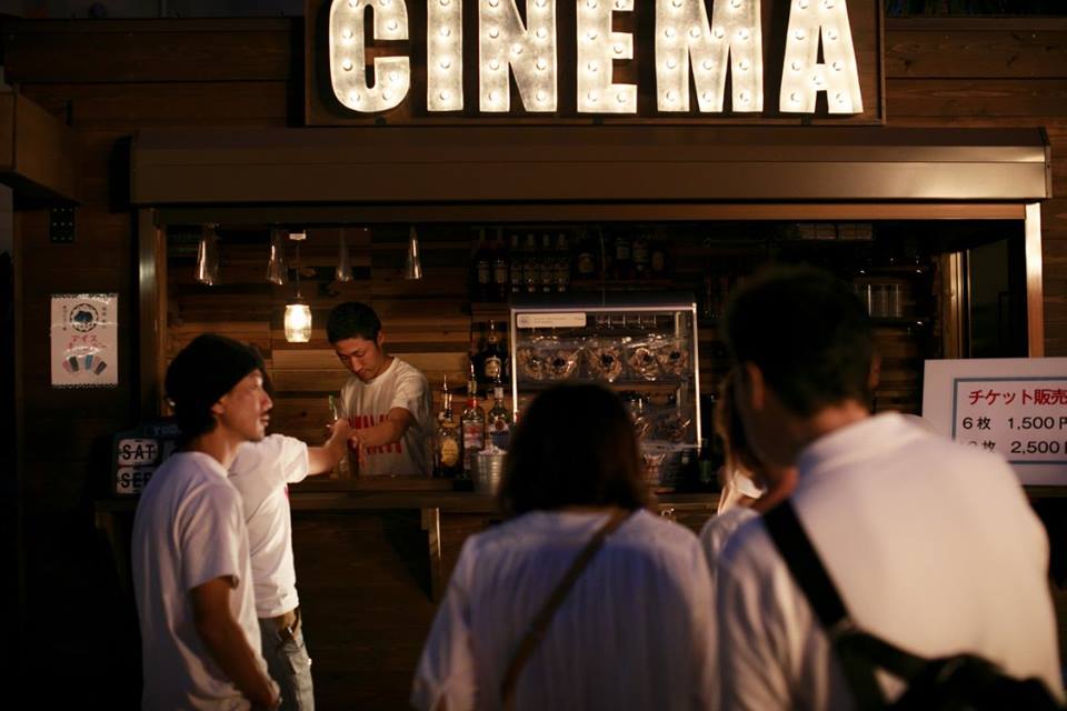 2025年7月12日(土)～9月27日(土)の水曜日と土曜日のみの期間・日付限定イベント「ザ・シネマナイト フクオカ」（鑑賞・入場無料）が、「ザ・ルイガンズ」で開催予定です。（日付限定で、打ち上げ花火も行われます。）